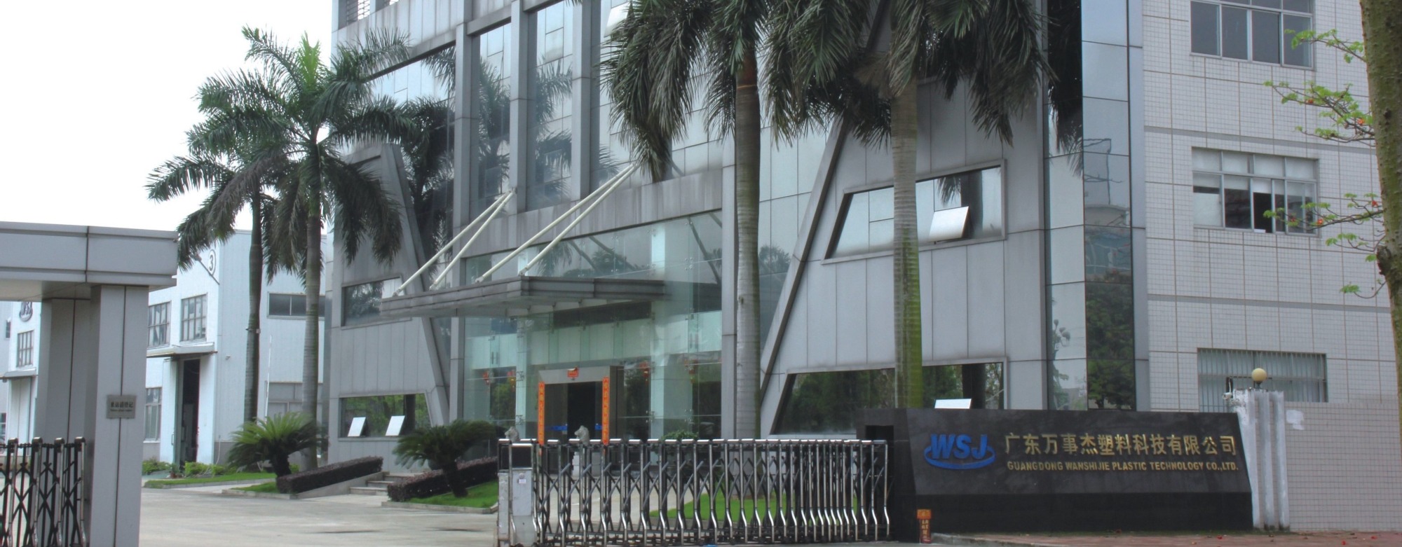 無(wú)毒、無(wú)臭，耐沖擊性?xún)?yōu)異，具有良好的耐熱性和耐低溫性